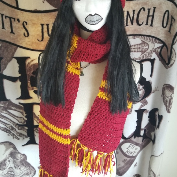 Gryffindor beanie/scarf combo - Picture 2 of 2
